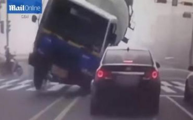 Palacsintává lapította az autót a betonkeverő