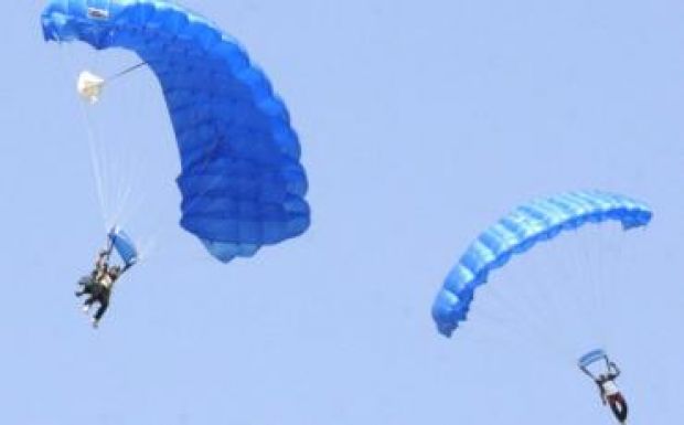Egy ejtőernyős meghalt, kettő súlyosan megsebesült Bukarest közelében