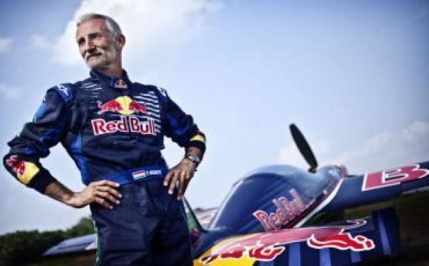 Visszavonult Besenyei Péter műrepülő 