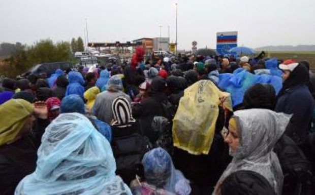 Több száz menekült szorult a horvát és a szlovén határállomás közé