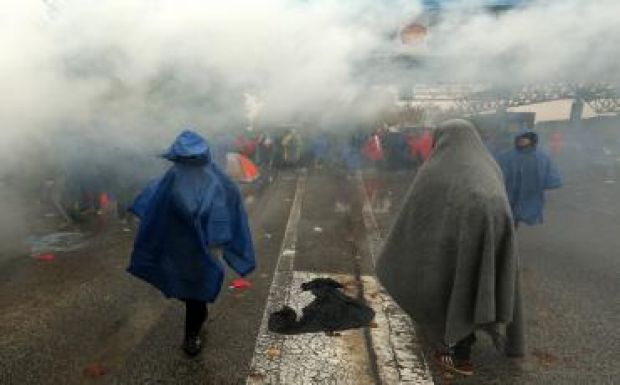 Könnygázt vetett be a menekültek ellen a szlovén rendőrség