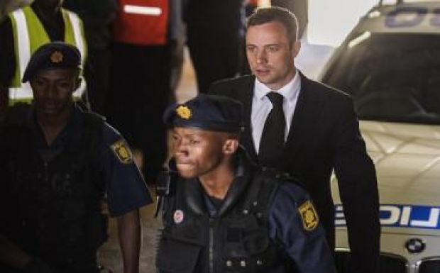 Egy év után kiengedték a börtönből a barátnőjét lelövő Oscar Pistoriust