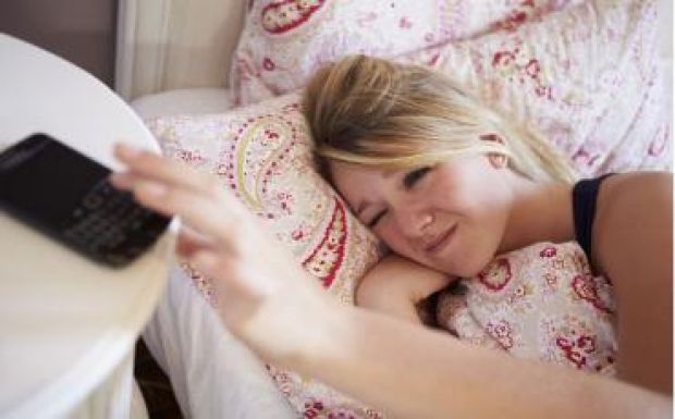 A romániai lakosok egyötöde kezdi a napját az okoskütyüvel