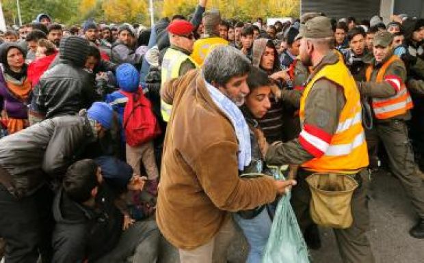 Több ezer migráns rohanta le Ausztriát