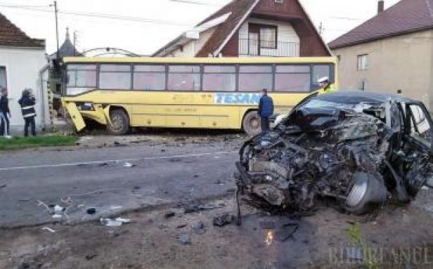 Autóbusz alá rohant a személyautó Bihar megyében