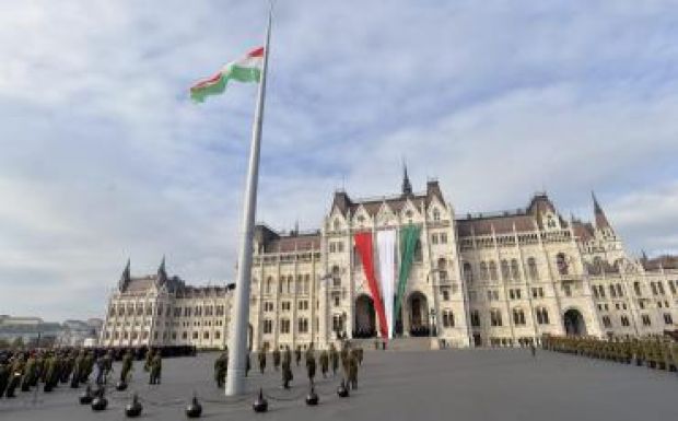 Felvonták a nemzeti lobogót a Parlament előtt