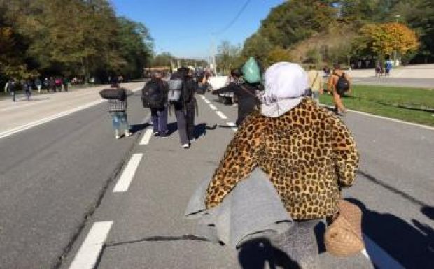 Közutakon és vasúti síneken indultak el Ausztria belseje felé a menekültek 