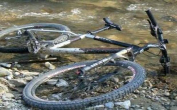 Patakba zuhant a kerékpárjával és meghalt egy gyimesközéploki férfi