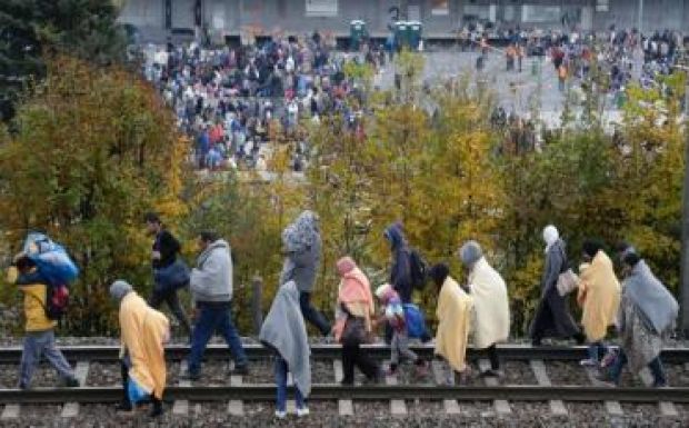 Menekültek ezrei gyalogolnak Ausztriában