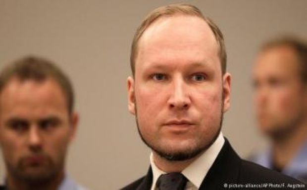 Embertelen bánásmódra hivatkozva perli Norvégiát a tömeggyilkos Breivik
