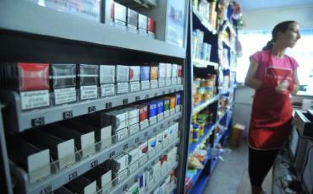 Hétfőtől 50 banival drágább az összes romániai cigarettamárka
