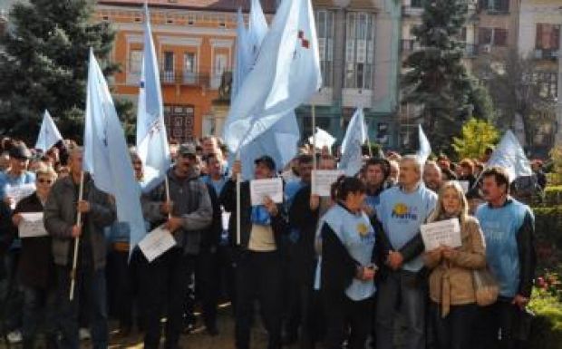 Béremelést követeltek Marosvásárhelyen a szociális gondozók