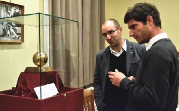 Magyar focicsászár személyes tárgyaiból nyílt kiállítás a csíki főkonzulátuson