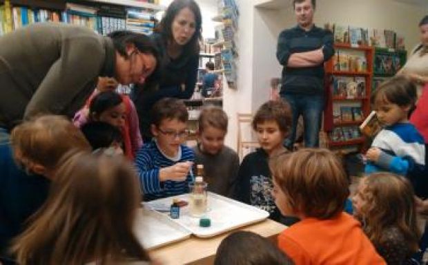 Kísérletek mesedélutánja volt a csíki Gutenberg könyvesboltban