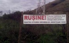 Óriásplakáton üzennek a politikusoknak egy Kolozs megyei község lakói