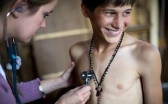 Erdélyi gyerekeket vizsgál a Nemzetközi Gyermekmentő Szolgálat