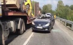 Letépte egy személygépkocsi tetejét a kotrógép