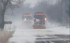 Máris fennakadásokat okoz a közlekedésben a korán jött hó