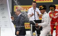 Putyint is lefröcskölték pezsgővel az F1-futamon