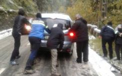Csendőrök segítettek a Gyilkos-tó mellett elakadt autósoknak