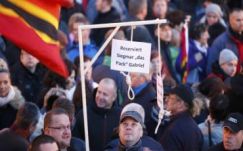Akasztófát vittek Angela Merkelnek a szélsőjobbos tüntetők