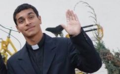 „Az emberek megbámulnak, amikor rajtam van a papi öltözet”