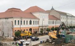 Jövő péntekig a gyalogosokat is kizárják Sepsiszentgyörgy főteréről