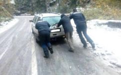 A hó nehezítette a forgalmat Székelyföld egyes útszakaszain