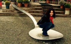 Homofóbia miatt komoly pénzbírságot kell fizetnie a román „dívának”