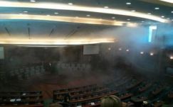 Ismét könnygázzal szakította félbe az ellenzék a koszovói parlament munkáját