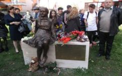 Nagyváradon Heyman Éva szobra emlékeztet a haláltáborokba deportált gyermekekre