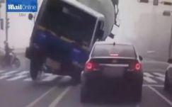 Palacsintává lapította az autót a betonkeverő