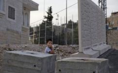 Elválasztó betonelemeket helyeztek egy jeruzsálemi zsidó és arab lakónegyed közé