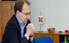 Bocsánatot kért a Fidesz a Helsinki Bizottságtól Hoppál „sorosozása” miatt