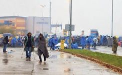 Végül átengedte az átfagyott menekülteket Szlovénia