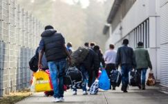 Levélben figyelmeztették a hollandok a hozzájuk tartó menekülteket