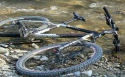 Patakba zuhant a kerékpárjával és meghalt egy gyimesközéploki férfi