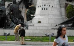 Négy éve vizsgálják a magyarokat sértő tábla ügyét