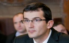 Soós Zoltánnak engedi át frakcióvezetői tisztségét Peti András