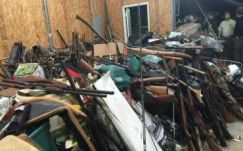 Tízezer lőfegyvert találtak egy amerikai otthonában