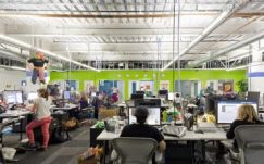 Nevelési célból belassítják a Facebookot