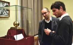 Magyar focicsászár személyes tárgyaiból nyílt kiállítás a csíki főkonzulátuson