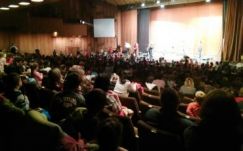 Tomboltak a gyerekek az Alma Együttes csíkszeredai koncertjén