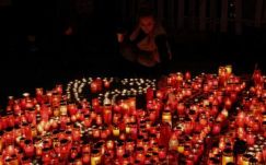 Háromnapos nemzeti gyászt rendelnek el a bukaresti tragédia után