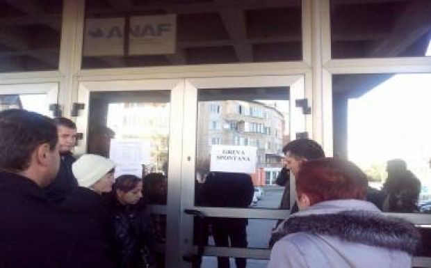 Nagyobb béreket követelnek a sztrájkba lépett adóellenőrök