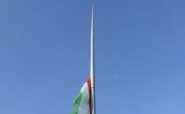 Felvonták, majd félárbócra engedték a lobogót a Parlament előtt