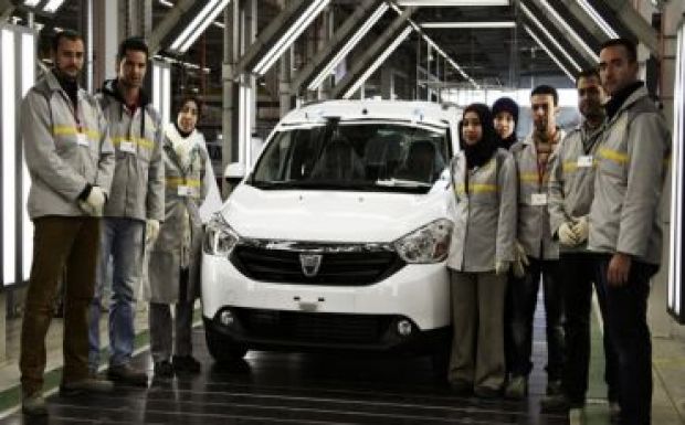 Hibrid önvezető autóval rukkol elő a Dacia