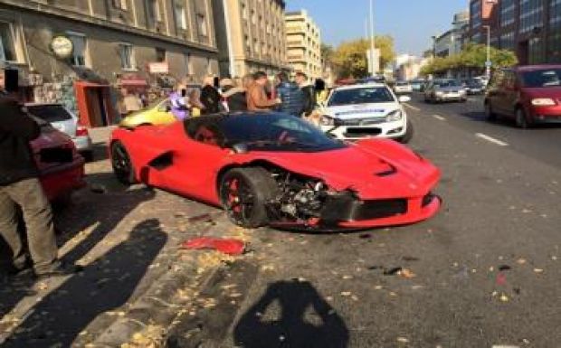 Így kell ripityára törni egy 1,3 millió eurós Ferrarit