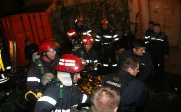 Fotókat tett közzé a tűzoltóság a bukaresti tragédiáról