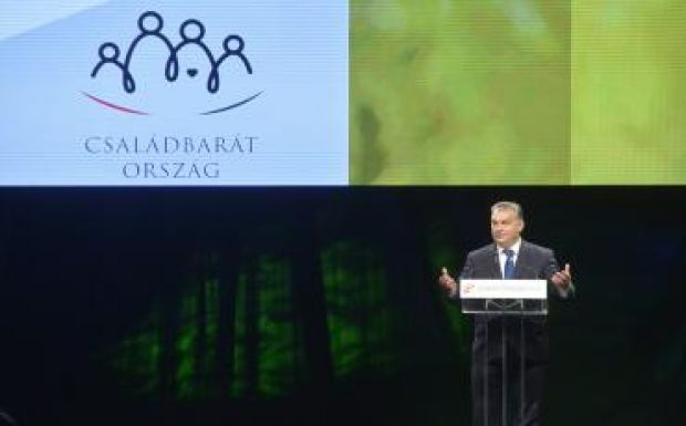 Orbán: az EU nem építheti a jövőjét családok helyett bevándorlásra